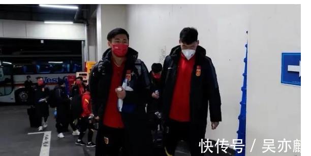 主教练|日本国脚因李霄鹏怂了?一席话惹国足球迷献策:让你15分钟何妨