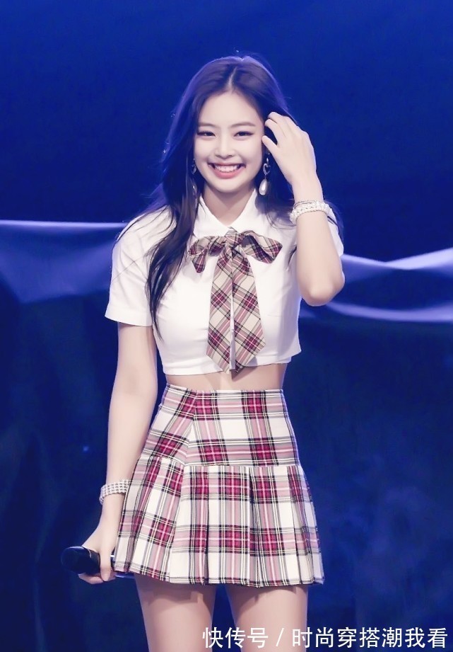 Jennie|穿衬衫配百褶裙的Jennie,甜美又漂亮,“漫画腰”太美了