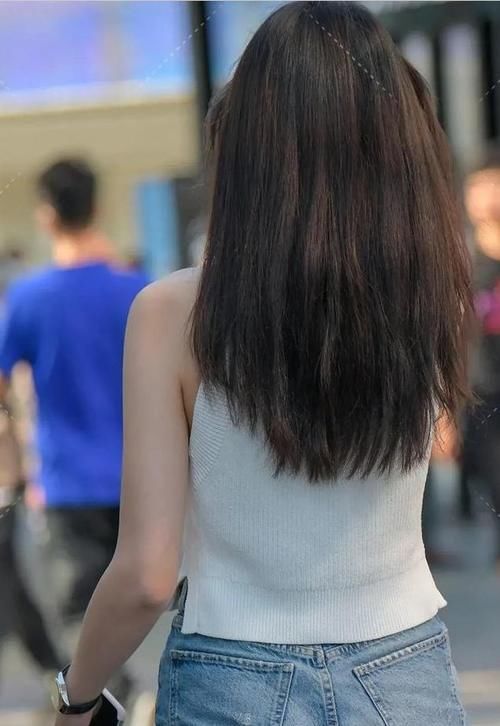 牛仔短裤最不过时,配一件针织T恤又让潮流风逆转,太有范了