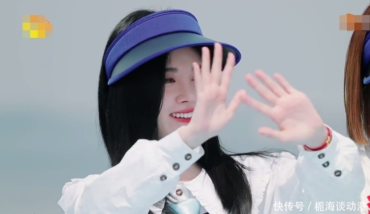 镜头 INTO1在快本上露面,镜头扫到鞠婧祎举动,“学姐”心情显露了!