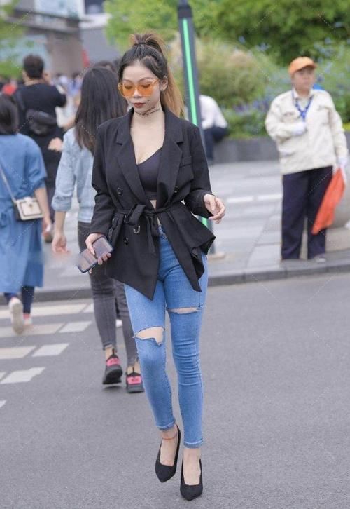 深色上衣搭风衣，看着也很凉爽，牛仔裤融合了乞丐风元素更时尚