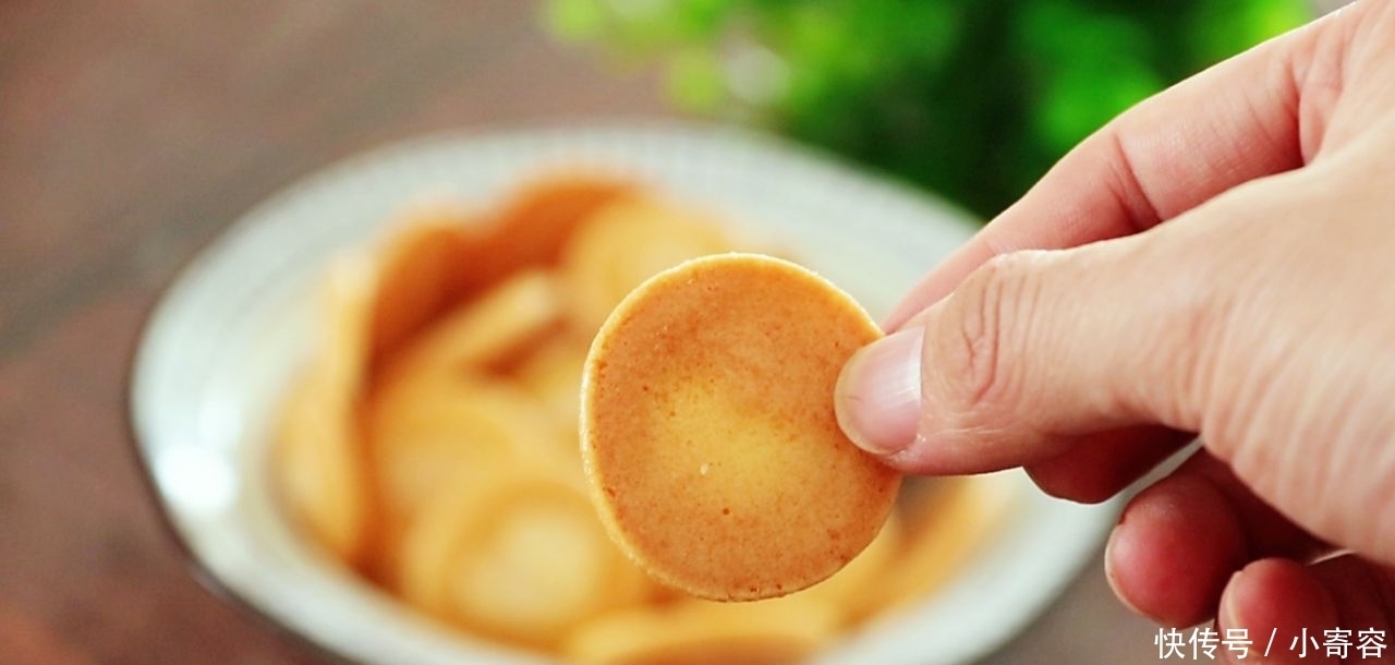 不加面粉,不用黄油,不用分离蛋清,教你做鸡蛋饼干,小孩子爱吃