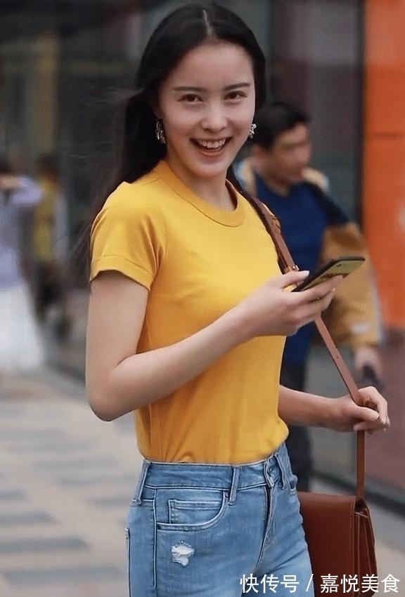 牛仔裤|圆领T恤搭配紧身牛仔裤,清新又乖巧,日常穿搭的首选新宠