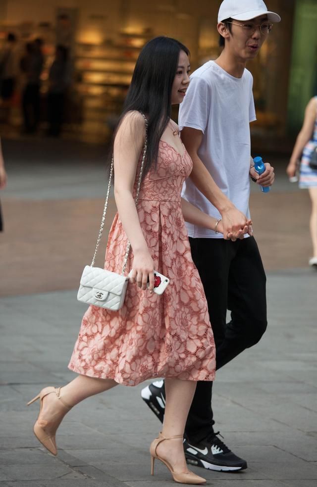 和男友|街拍女朋友身材好又漂亮,这样带出去男生应该超有面子吧