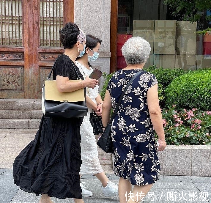 大妈们 说实话,中国大妈都被这3个“穿搭误区”耽误了,穿错了反而显老