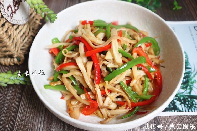 这三样一起炒,又鲜又脆,吃一口鲜嫩多汁,比肉嚼起来更香