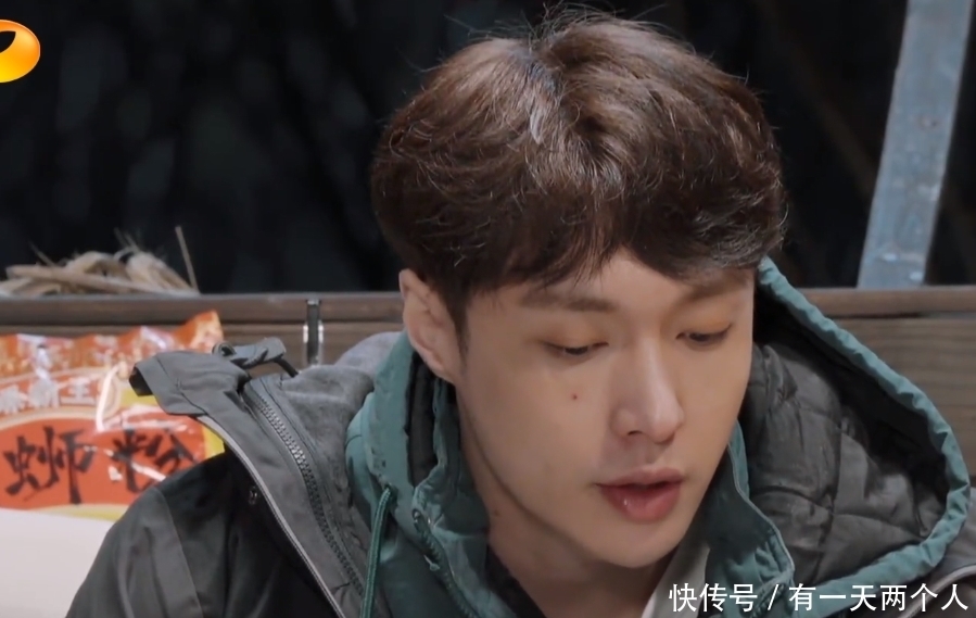 何炅老师 蘑菇屋捧场王!张艺兴烤香蕉,何炅第一个吃,烫嘴烫到说不出话