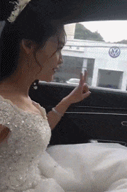 |搞笑GIF:太高兴了 据说新娘当时都开心的哭了