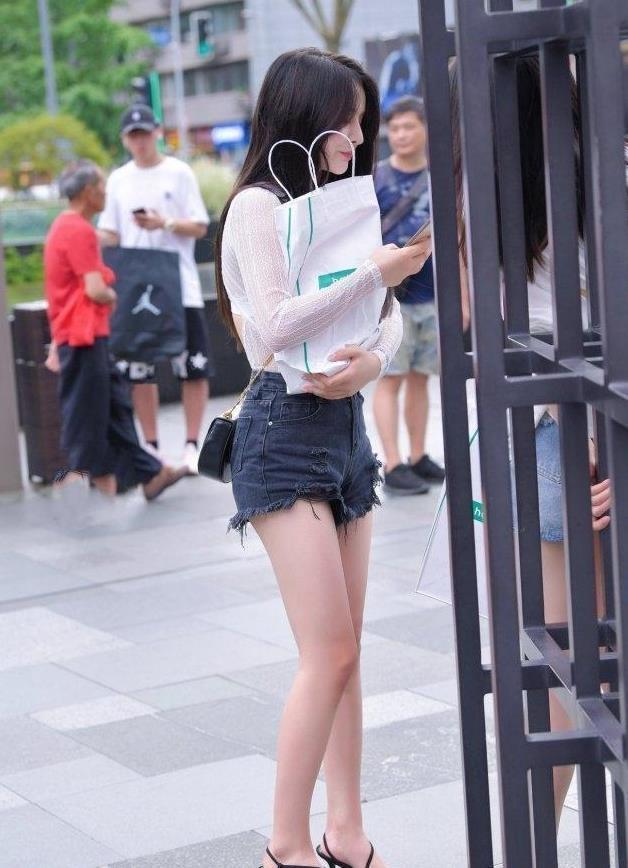 百褶裙 黑色修身连衣裙显瘦,四条肩带设计很有女人味