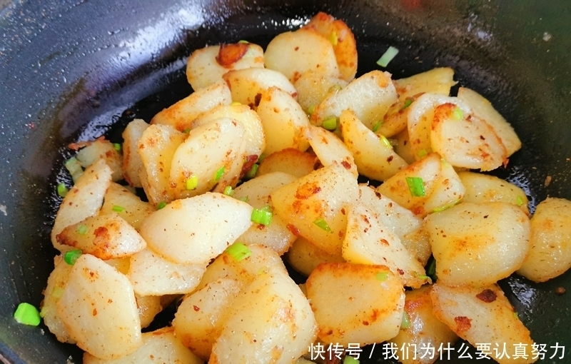 土豆这样做,外焦里糯比炒的好吃多了,每次做了孩子抢着吃