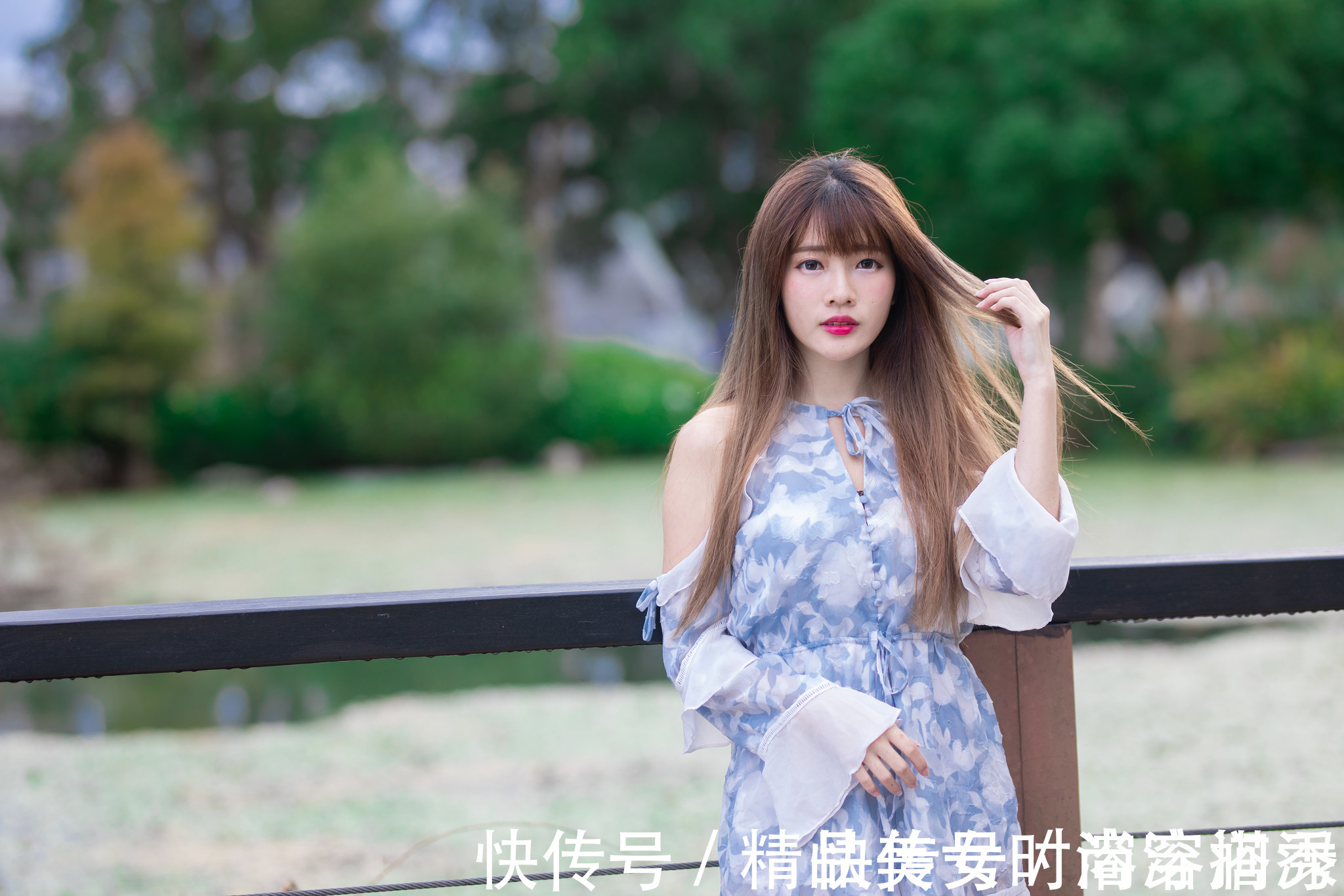 连衣裙 轻盈的雪纺连衣裙,轻薄透气,挂脖的设计露出香肩,时尚又甜美