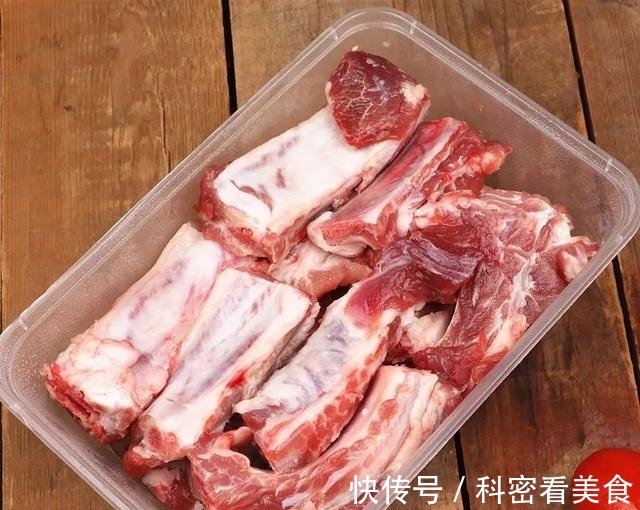 “糯米蒸排骨”做的时候不要提前焯水，学会这招，排骨不腥也不柴