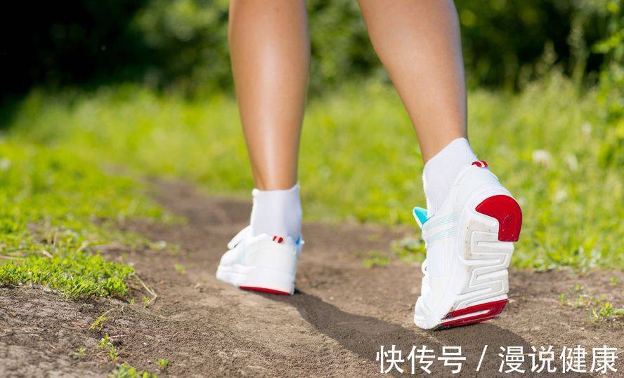 中老年人|是否长寿,走路告知?走路时出现6个现象,或许是某些疾病的警示