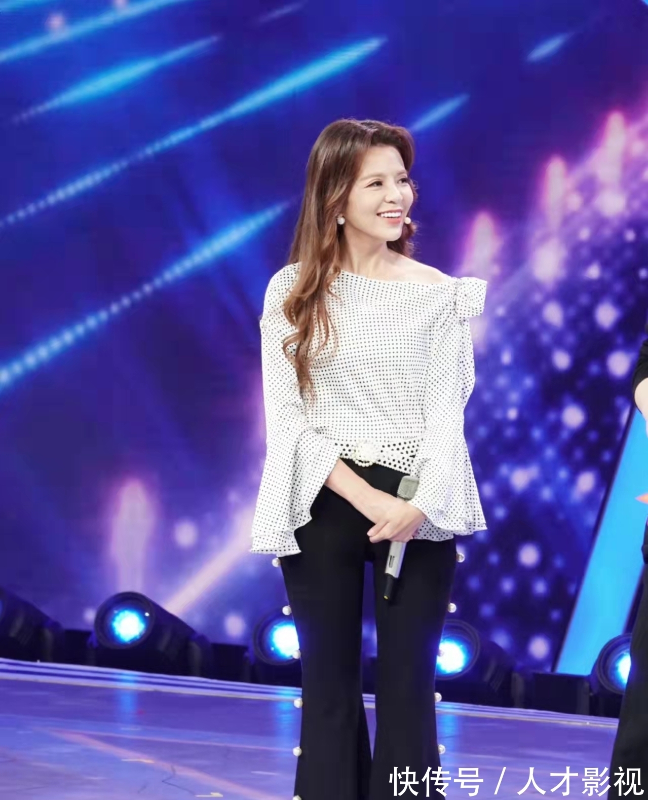 央视主持朱迅节目中罕见失态!含泪痛忆亡父,哽咽称父亲是我的天