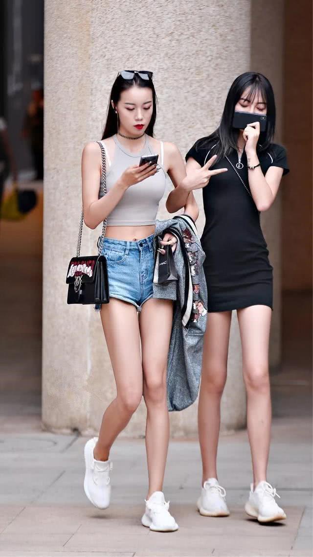 街拍：身材微胖的时尚妹子，红色的蕾丝裙简洁又气派