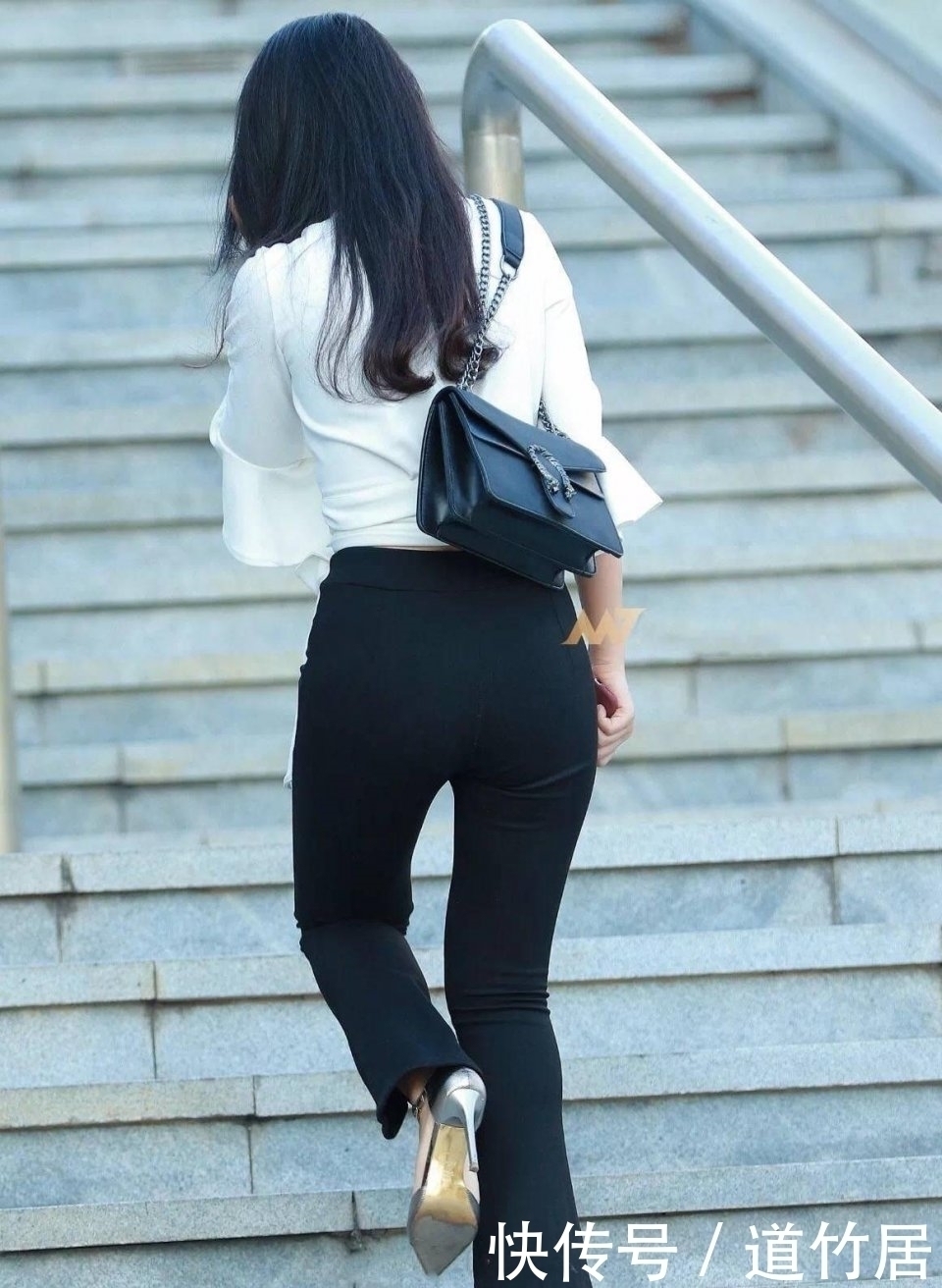 小姐姐|街拍:黑色紧身裤搭配白色束腰上衣,小姐姐有一种独特的阳光气质