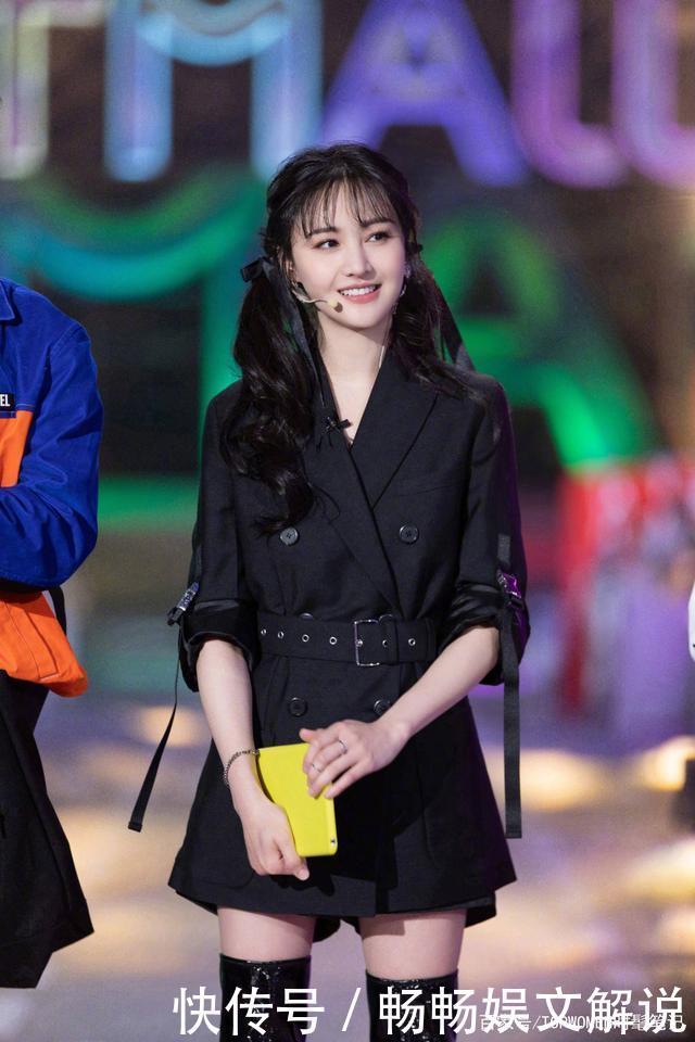 俏皮波浪卷配淡蓝百褶裙,认真营业的爽妹子,太可人了!