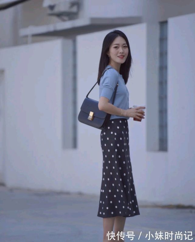 波点|成熟女人的早秋穿搭如何搭配?可以选择简约款,呈现出优雅大方