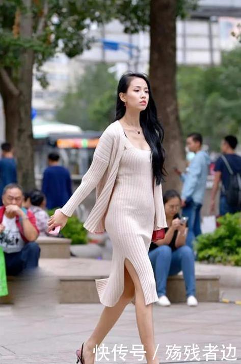 性感|街拍小姐姐一条红色修身裙,微微露出纤细美腰,性感迷人