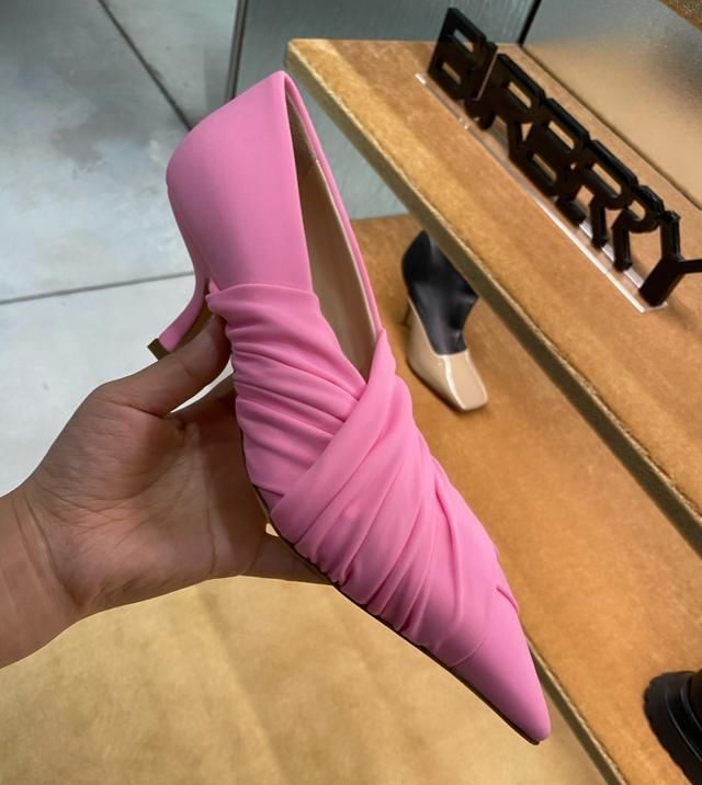 大牌|“裹脚式”高跟鞋也很好看,休闲风的另类表现,你的鞋柜值得拥有