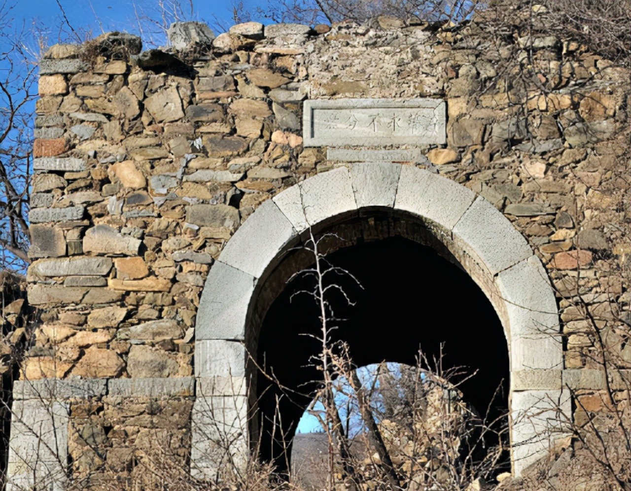 过街楼@万佛堂有个过街楼,写着“誓永不分爨”,为何这观念在当代是错的