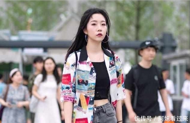 街拍:简约的风格,在大街上成为别具一格的风景