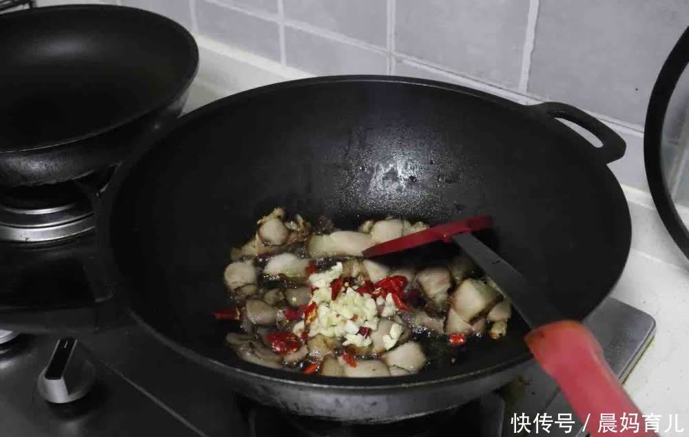 这肉厨师从不让家人吃，许多女性却一直把它当美食，早知道早收益