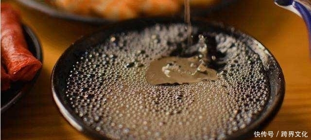 酒精|白酒真的不能再喝了吗?每天都少喝一些,身体还会出现2种改变