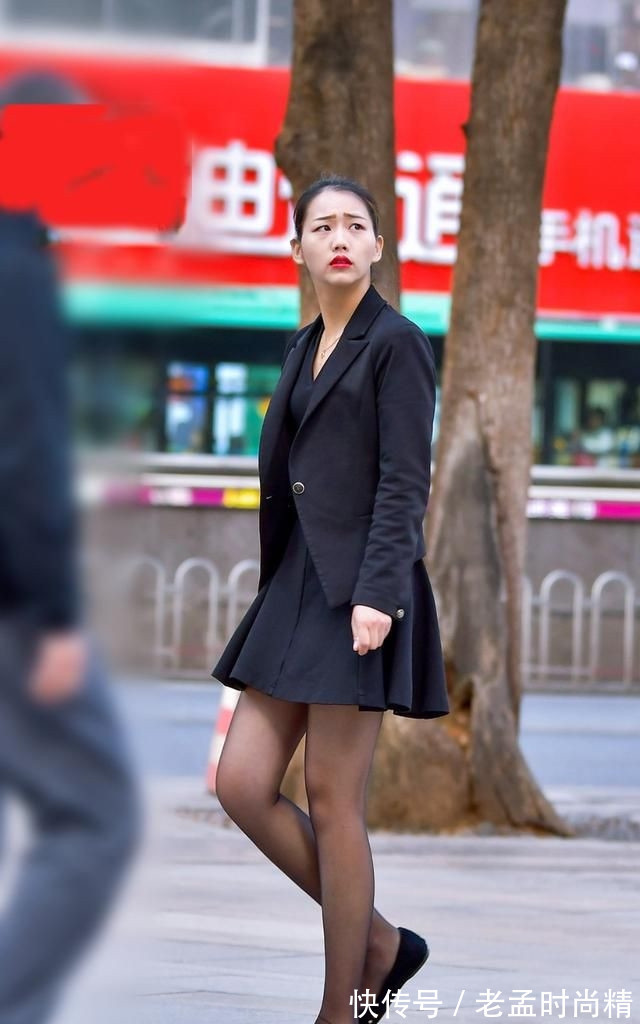套装|美女街拍:黑色套装遇上黑色丝袜,重塑身材,提升气质,显高还能显瘦