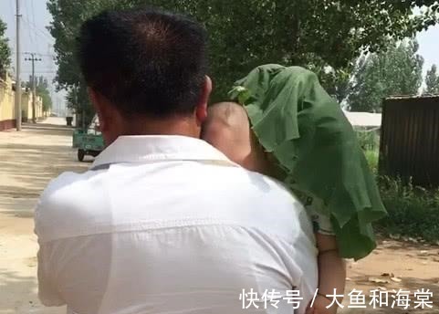 宝妈|“扛把子姥爷”带娃走红,这大概是我见过最“狂野”的遮阳伞!