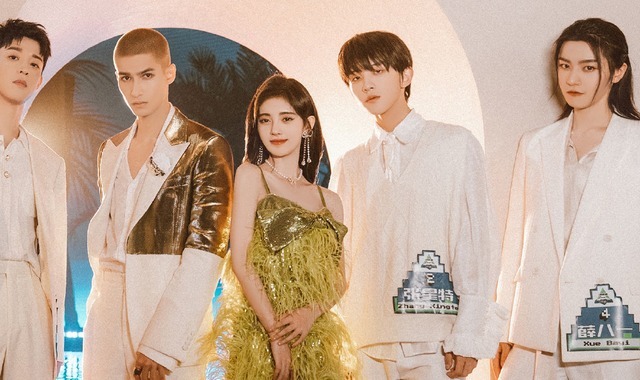 孟美岐 鞠婧祎才是真团宠,被米卡壁咚不算啥,官方合照海报也站在C位