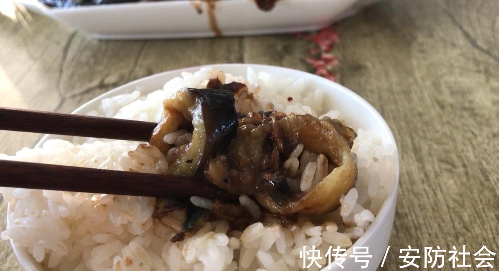 东北|老妈菜谱之「大鲤鱼炖茄子」东北正宗做法,一口下去香的蒙圈