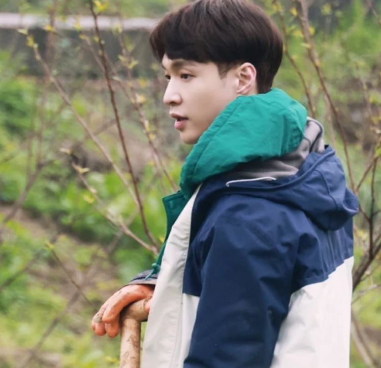 张艺兴被《向往》区别对待,雨中干活却被剪成了背景板,令人心疼