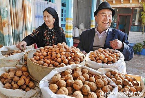 果肉|买核桃就要挑“母”的，果肉厚不发苦，学会这3个招，一挑一个准