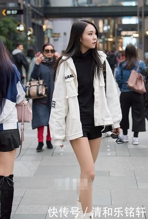 街拍：小姐姐太甜美了，这就是人们幻想中的校花的模样吧