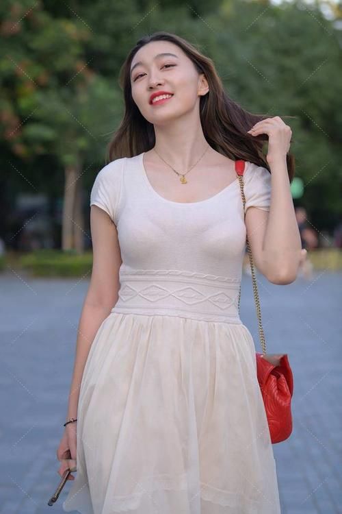 个性|街拍：这款连衣裙款式个性又修身，微胖身材也能轻松驾驭