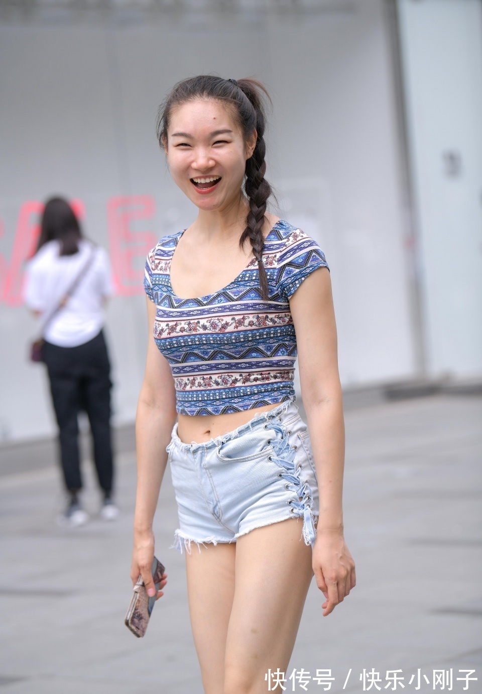 牛仔短裤|笑容灿烂的小姐姐,身穿有特色的短袖,搭配牛仔短裤,和朋友一起逛街显得很时尚