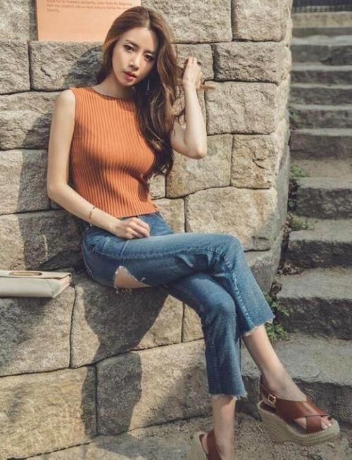 紧身牛仔裤|美女穿搭：小姐姐爱穿紧身牛仔裤，火辣身姿引人心动，散发性感美！