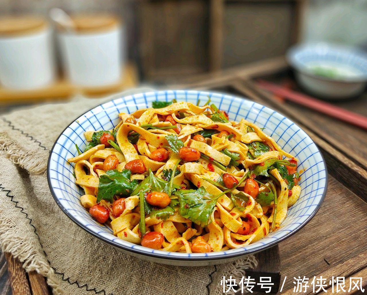 开胃小菜凉拌豆皮,简单拌一拌就上桌,家人百吃不厌