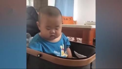 表情|萌娃打瞌睡“东倒西歪”，被亲妈“嘲笑”惊醒后，表情也太可爱了