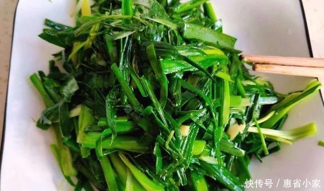 翠绿|这样做的蒜苗炒肉丝,蒜苗鲜嫩翠绿,肉丝嫩滑美味,因多加这两步