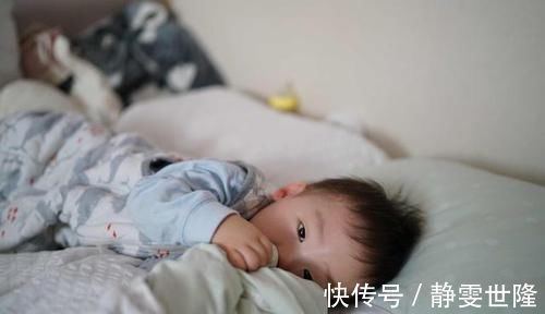 被子|1岁宝宝睡觉“姿势”火了,掀开被子的一瞬间,网友:天外飞仙?