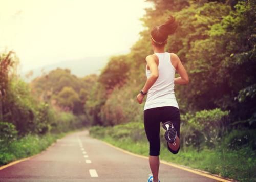 跑步|晨起跑步半小时,与傍晚散步一小时,有何不同?不妨了解下