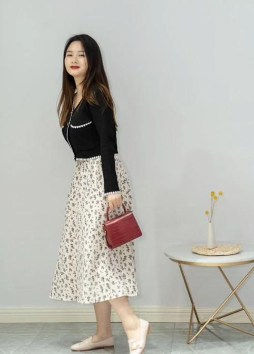 裙子 + 小白鞋，裙子 + 平底鞋，2021巨in组合 ！