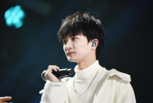 春晚大赢家，独揽四个热搜，周深实力再获认可