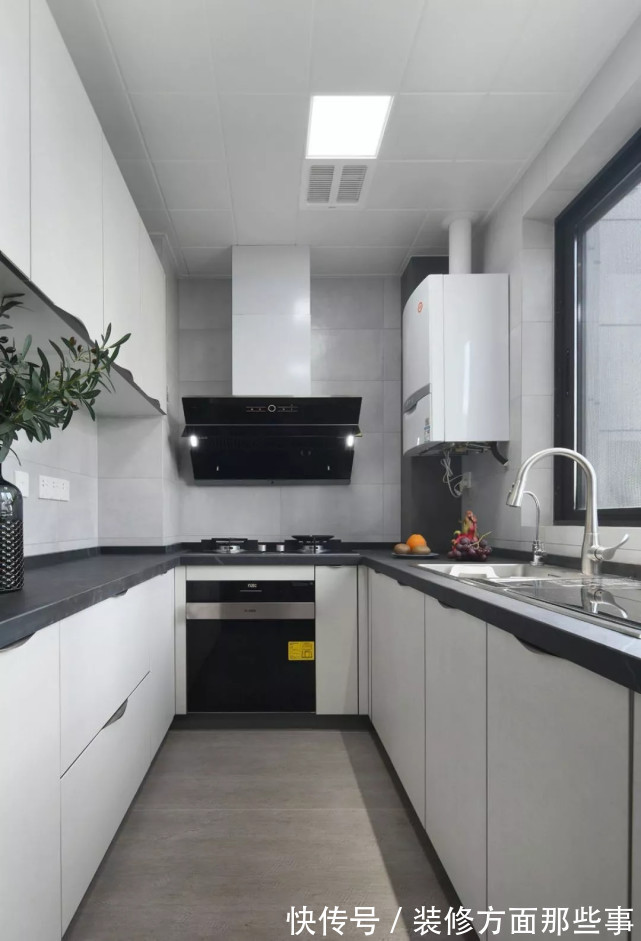 灯光|126平现代风三居室,暖色让客厅温馨,灯光的设计是一大亮点