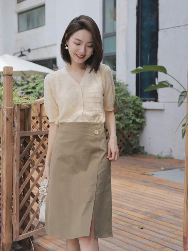 搭配|其实,秋天用白色针织开衫搭配黑色连衣裙就很美,简约百搭又高级