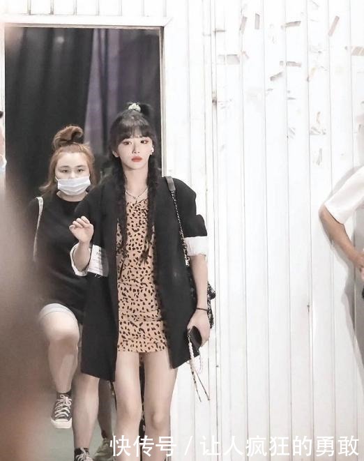 明星错位照肖战穿毛裤,何炅长出尾巴,看到周震南不解释下!