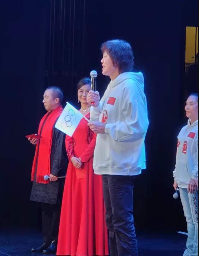 球迷们|厉害了,郎平登上美国春晚,气色红润,未来可能定居外国?