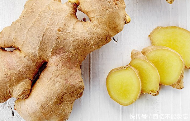 “醋泡姜,姜泡脚”养生效果好老中医睡前姜檫脚,小病全赶跑